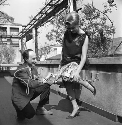 Arnaldo Pomodoro con una indossatrice. Sfilata dei modelli disegnati dagli artisti per l'Atelier di Bruna Bini e Giuseppe Telese. Milano, marzo 1961